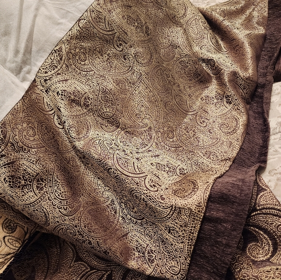 W-C Home Fashions Bedspread and Pillows - Picture 7 of 10